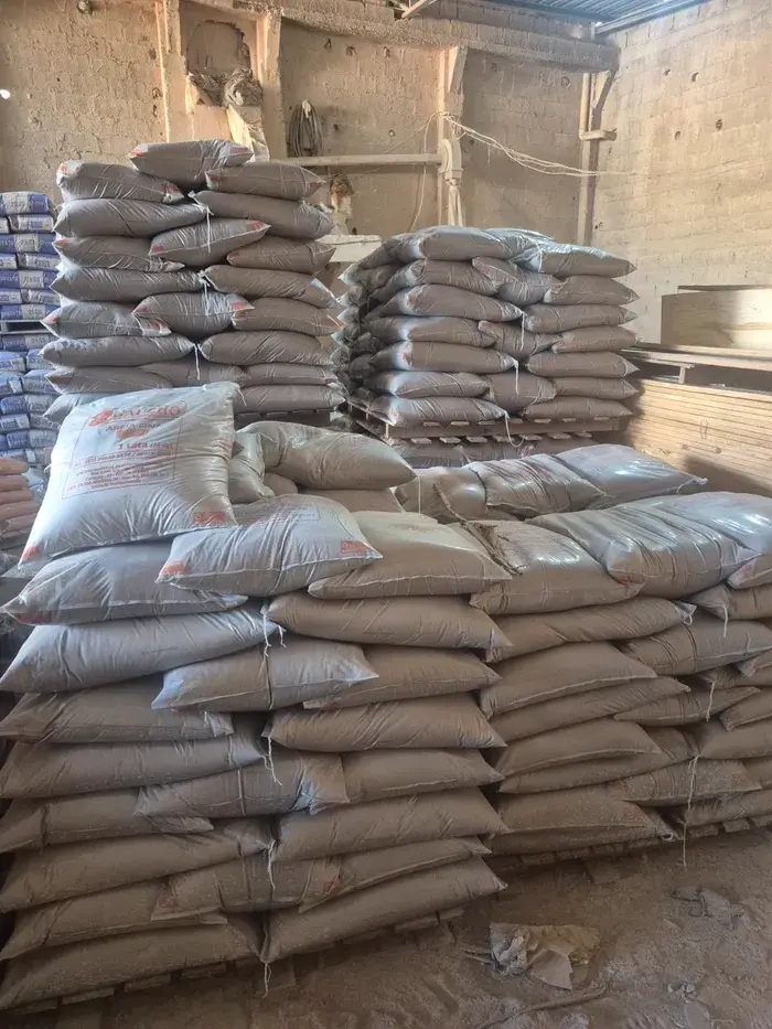 Pallets de areia ensacada na sacaria própria do Gaúcho, no galpão