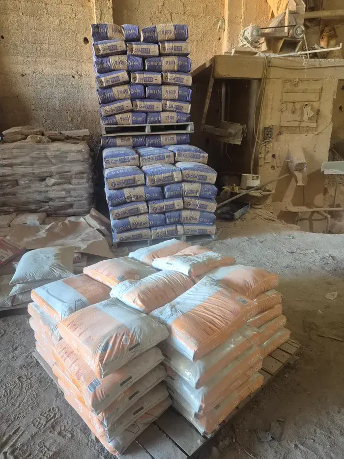 Pallet de argamassa ensacada, estocado no galpão coberto do Gaúcho