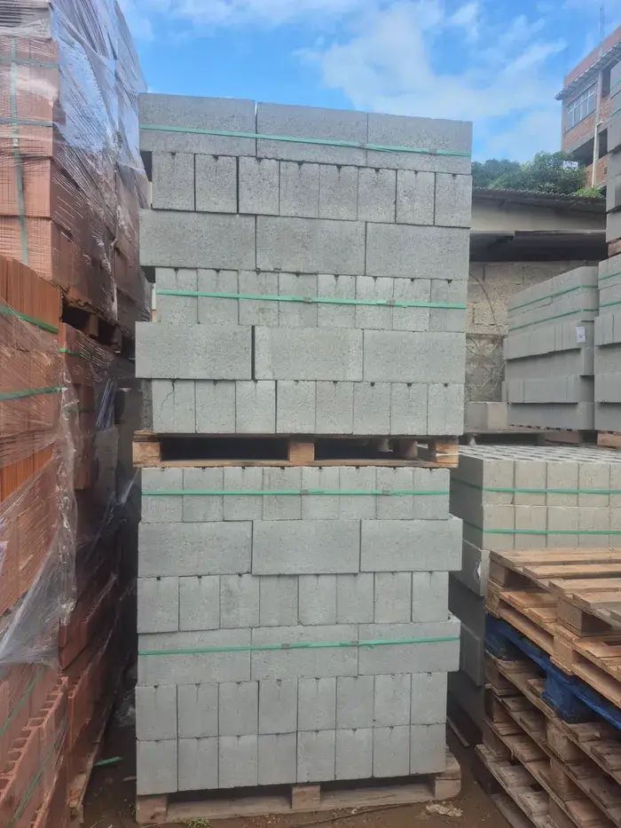 Pallet de blocos de concreto cintados, prontos para carga com empilhadeira, no pátio do Gaúcho