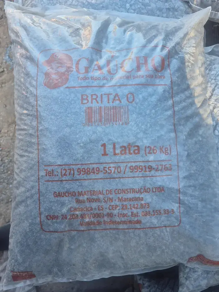 Pallets de brita 1 e brita 0 ensacadas na sacaria própria do Gaúcho, no galpão