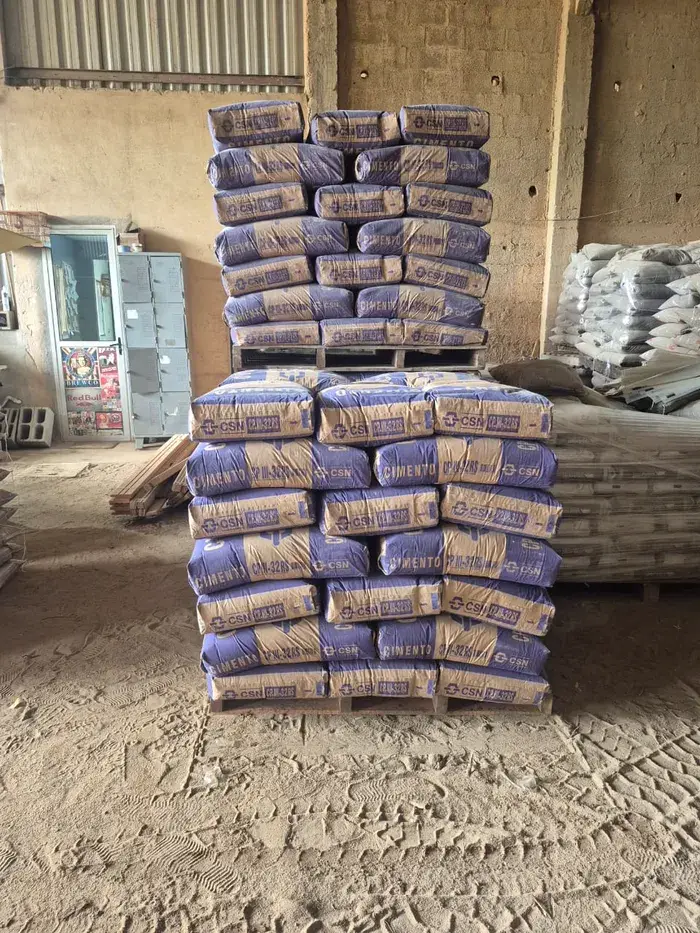 Pallet de cimento ensacado, armazenado no galpão coberto do Gaúcho