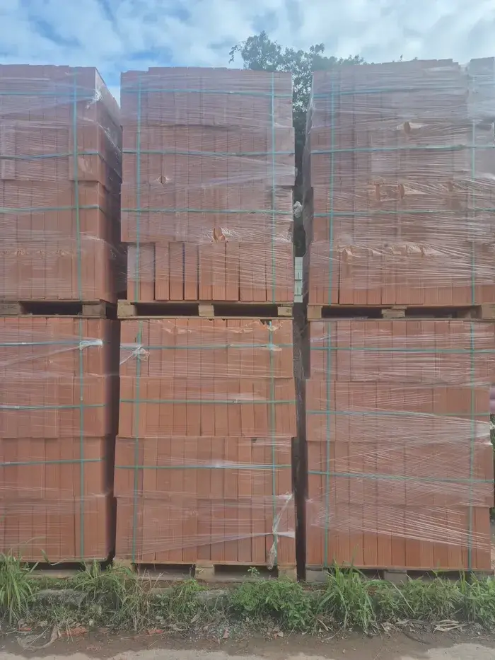 Pallet de lajota cerâmica cintado e envolto em filme, no galpão do Gaúcho
