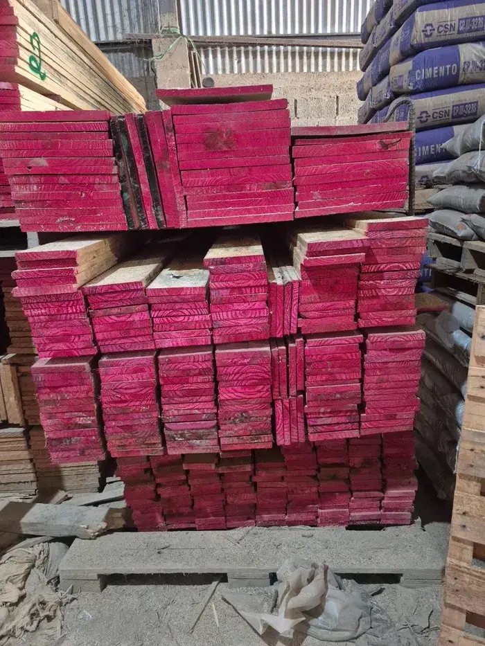 Tábuas de taipa empilhadas e separadas por bitola no galpão do Gaúcho
