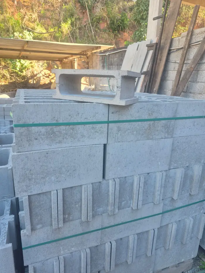 Elemento vazado de concreto sobre pallet de blocos, no pátio do Gaúcho