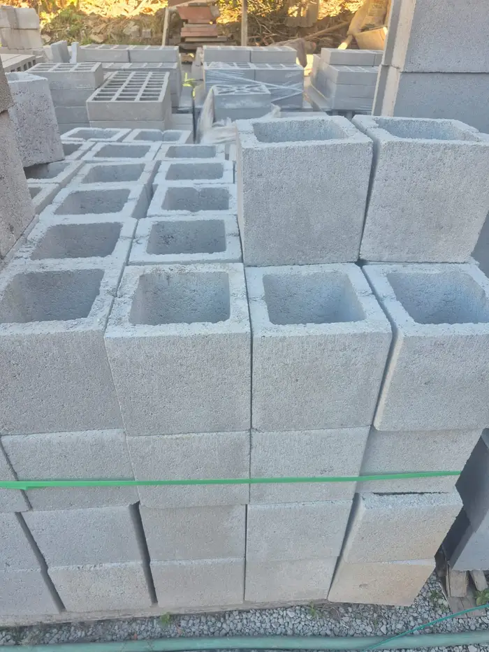 Blocos de concreto vazados empilhados no pátio do Gaúcho