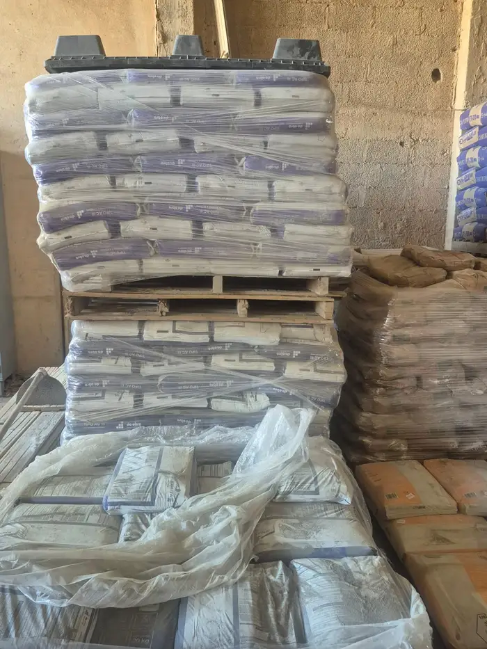 Sacos paletizados e protegidos no galpão do Gaúcho
