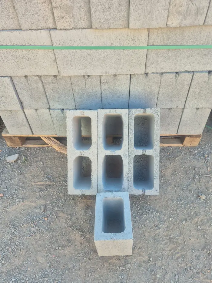 Meio bloco de concreto ao lado dos blocos inteiros, no pátio do Gaúcho